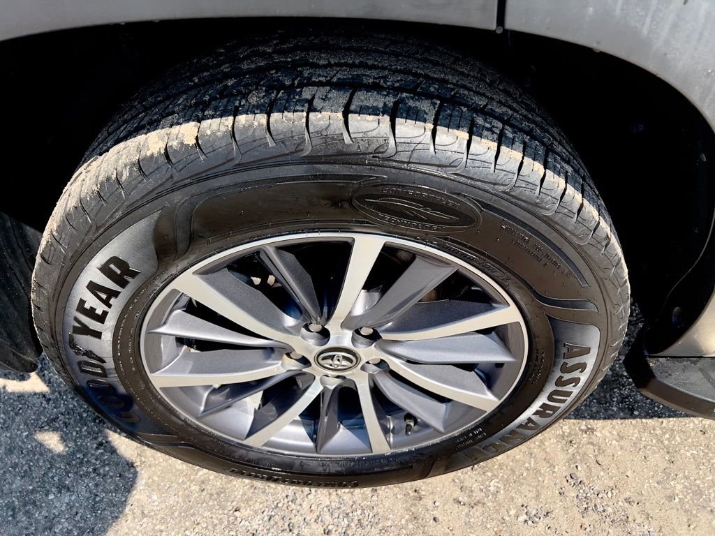 Used 2017 Toyota Highlander XLE image 40