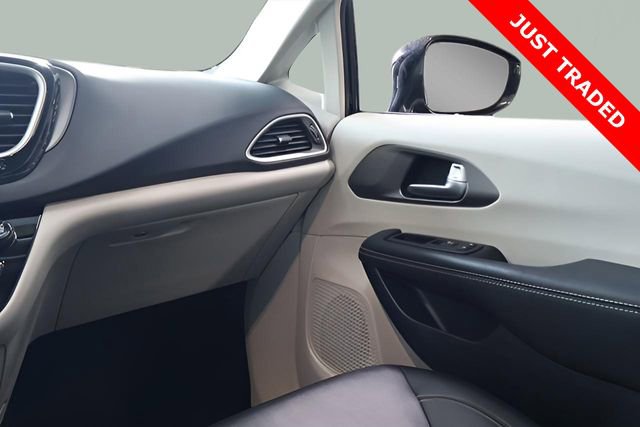 Used 2024 Chrysler Pacifica Touring-L image 27