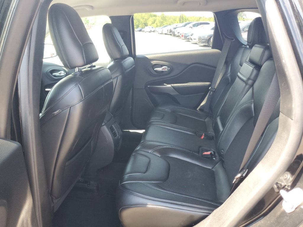 Used 2019 Jeep Cherokee Latitude Plus AWD/4WD image 23