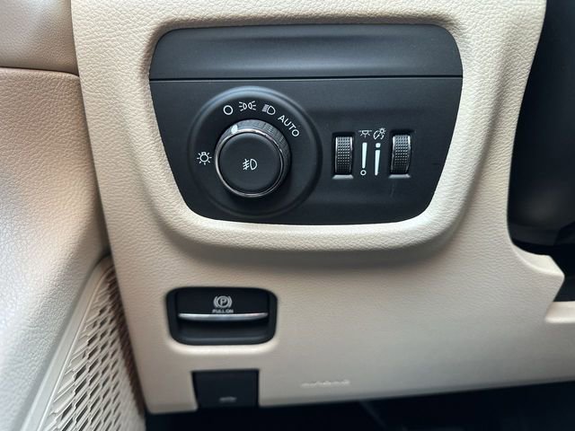 Used 2025 Jeep Grand Cherokee Limited image 21