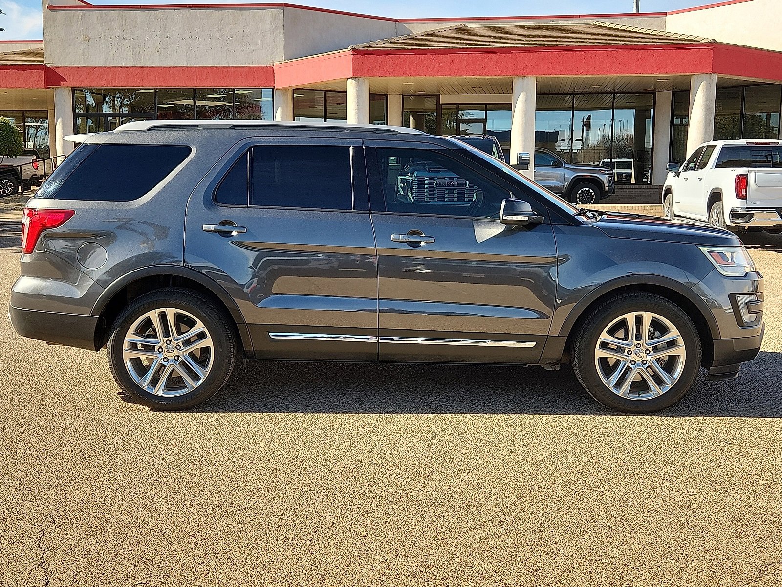 Used 2017 Ford Explorer XLT w/ Equipment Group 202A image 5