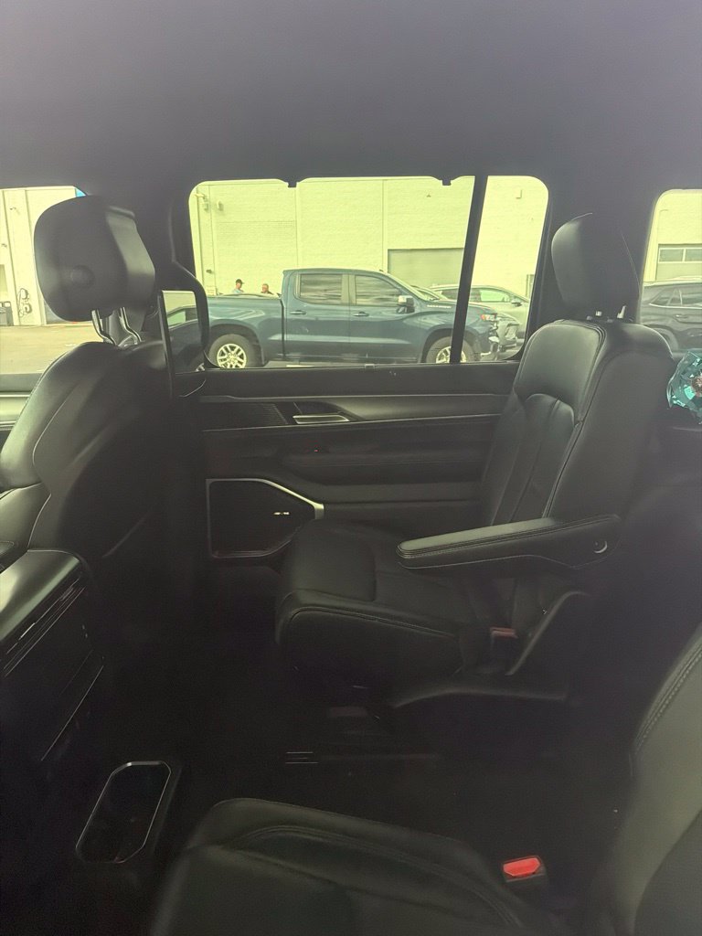 Used 2024 Jeep Wagoneer Series II w/ Convenience Group I AWD/4WD image 17