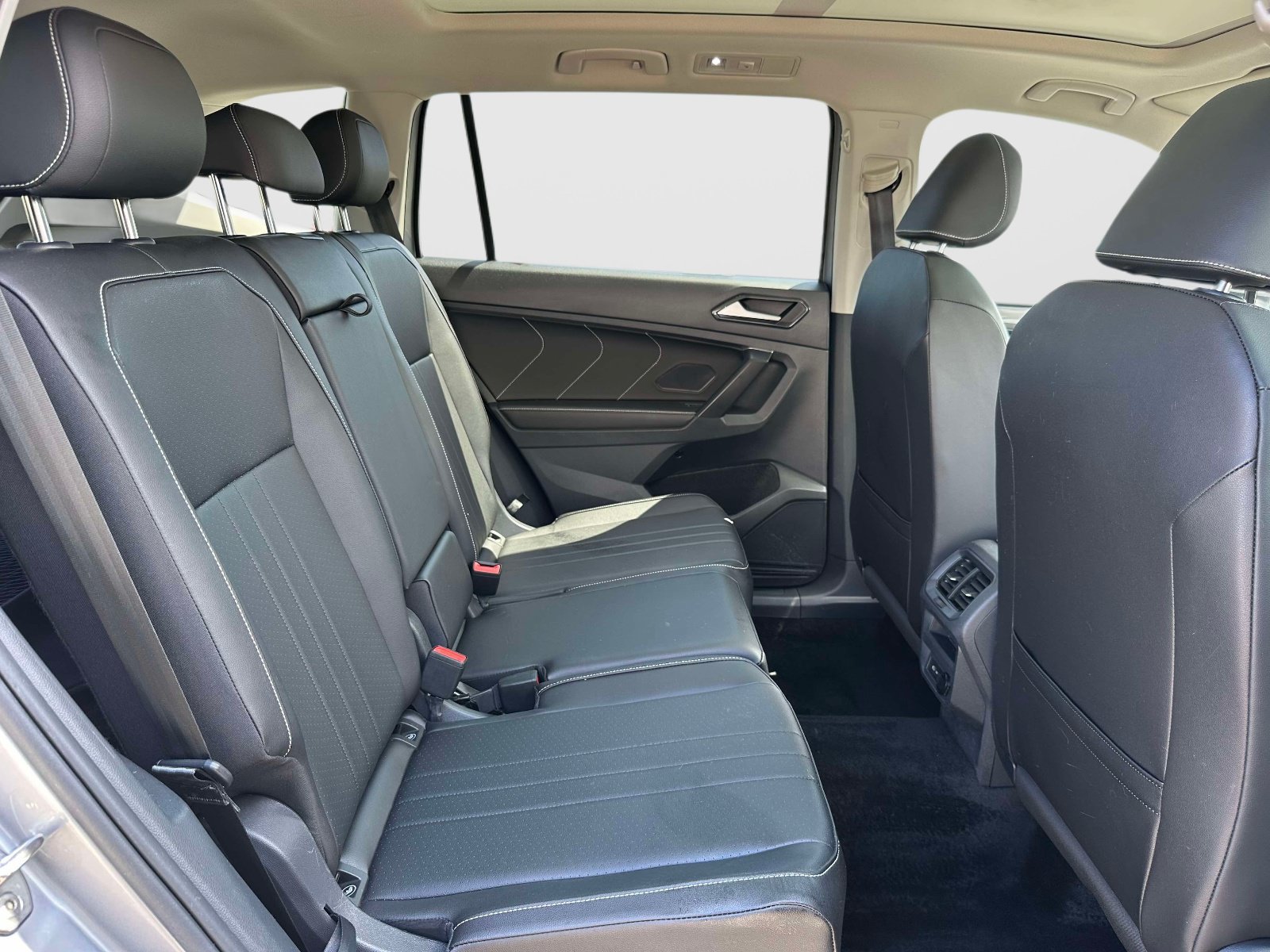 Certified 2023 Volkswagen Tiguan SE w/ Panoramic Sunroof Package AWD/4WD image 11