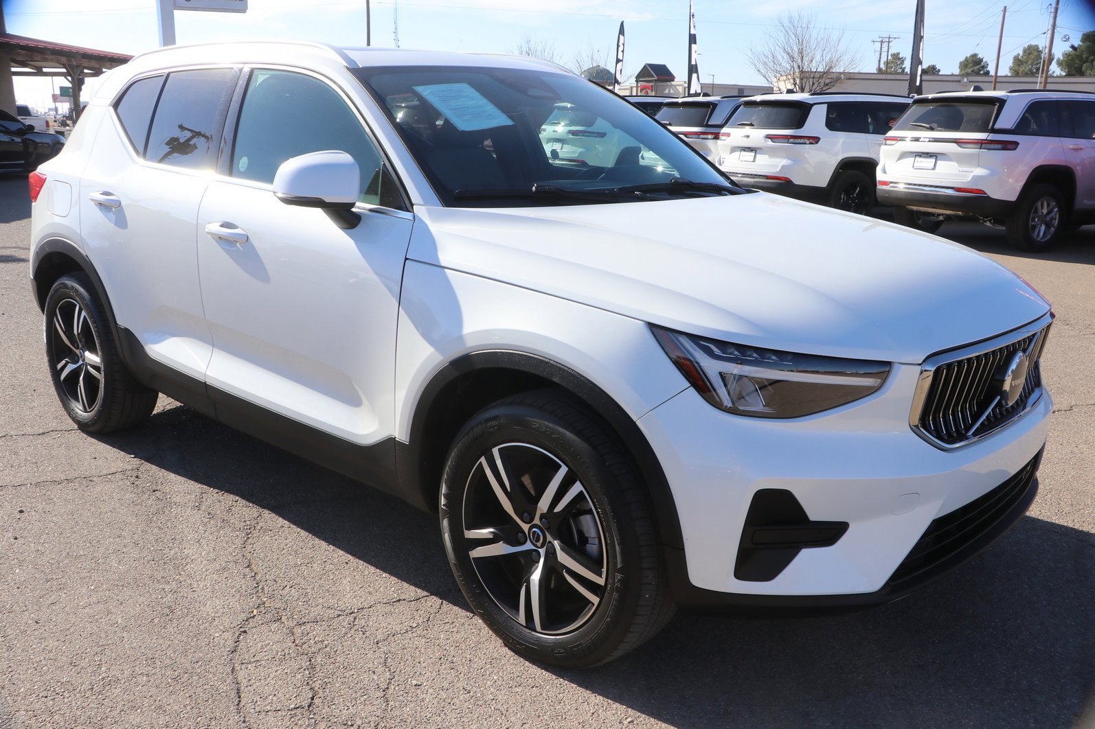 Used 2024 Volvo XC40 B5 Core image 1