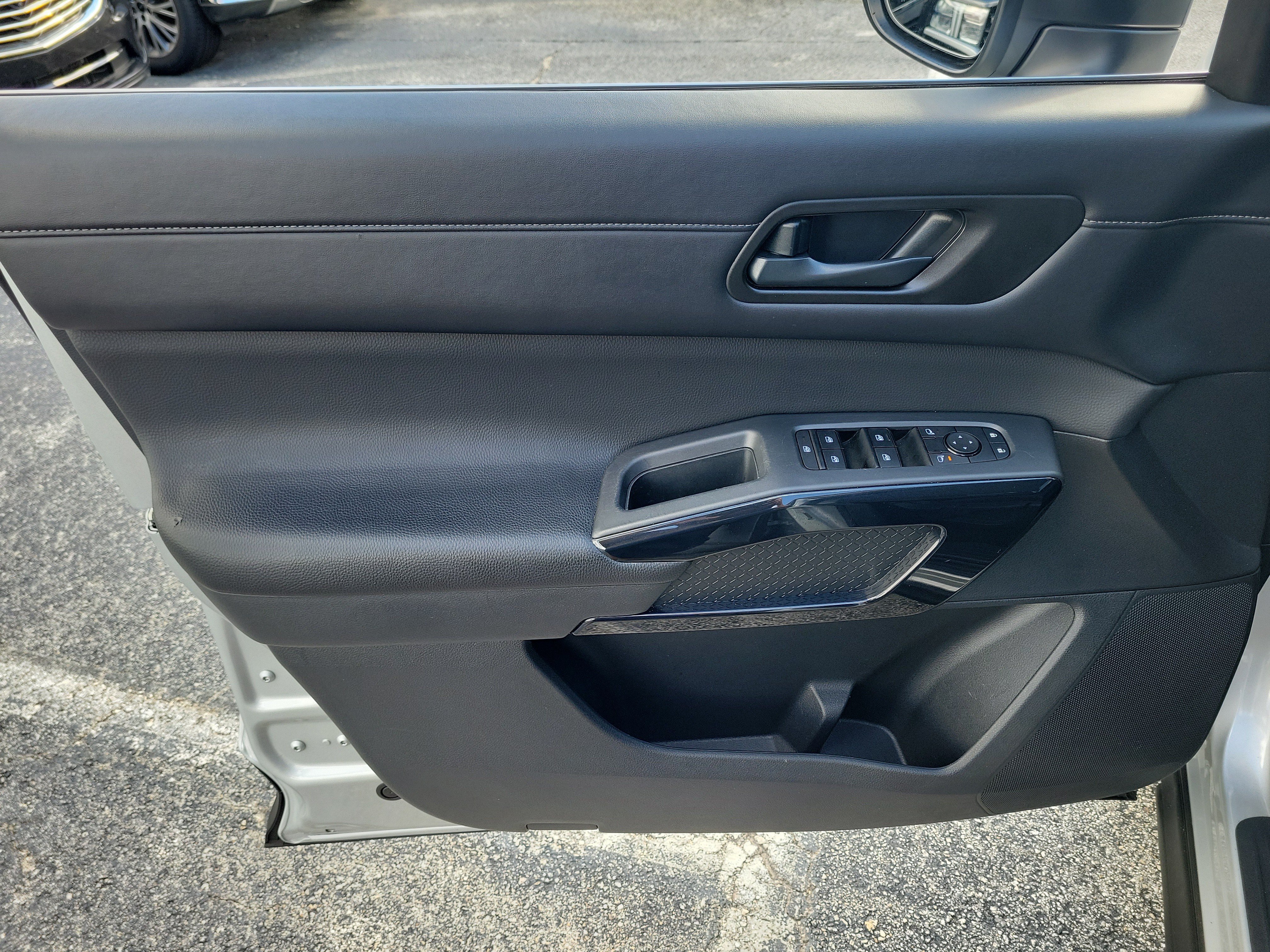 Certified 2025 Nissan Pathfinder S FWD image 9