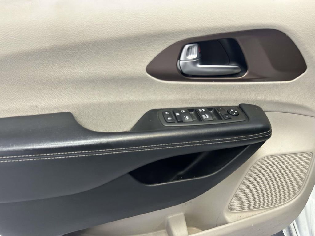 Used 2022 Chrysler Voyager LX FWD image 16