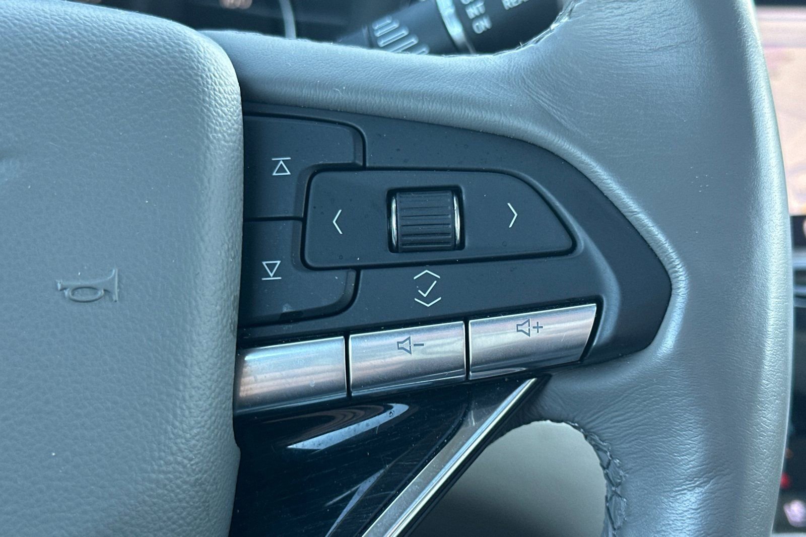 Certified 2025 Cadillac XT6 Premium Luxury image 40