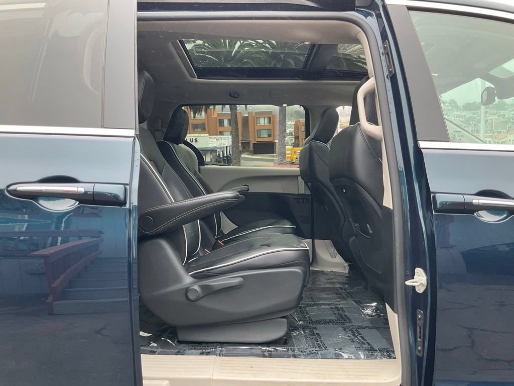 Used 2023 Chrysler Pacifica Limited FWD image 49