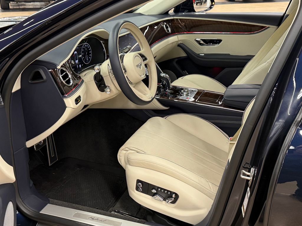 Used 2022 Bentley Flying Spur Plug-In Hybrid image 48