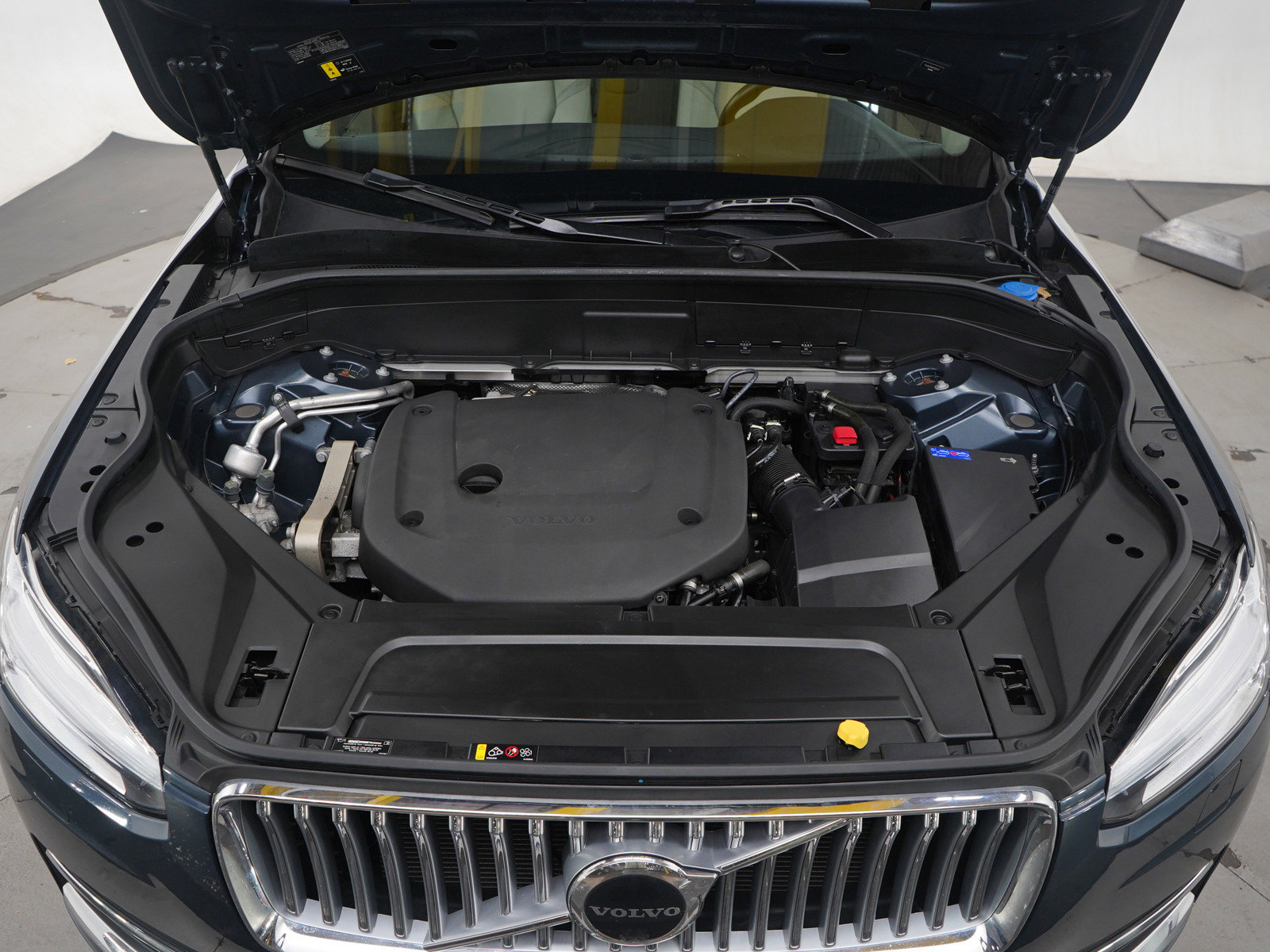 Used 2023 Volvo XC90 B6 Plus image 31