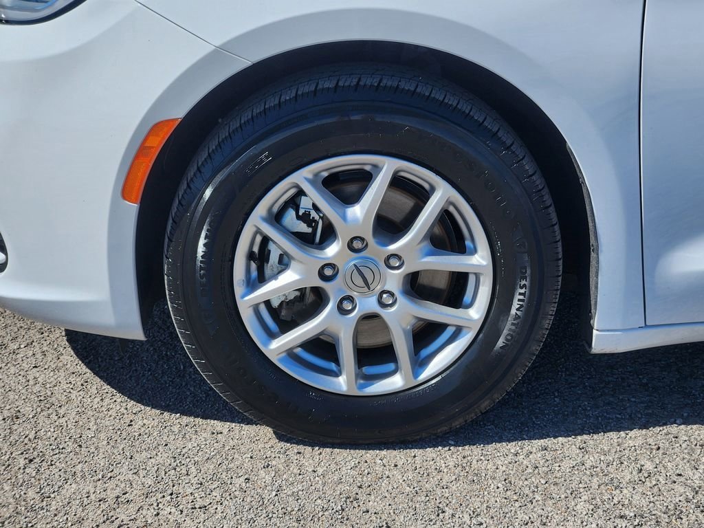 Used 2024 Chrysler Pacifica Touring-L image 12