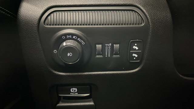 Used 2022 Jeep Wagoneer Series III w/ Premium Group I AWD/4WD image 38