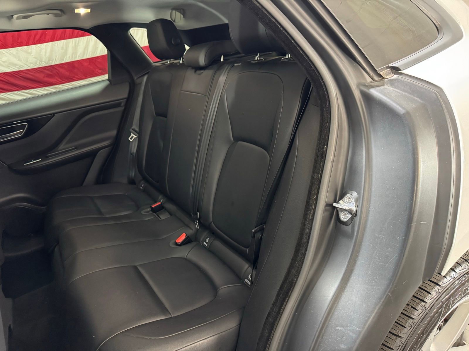 Used 2018 Jaguar F-PACE Premium image 11