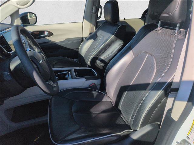 Used 2024 Chrysler Pacifica Limited image 17