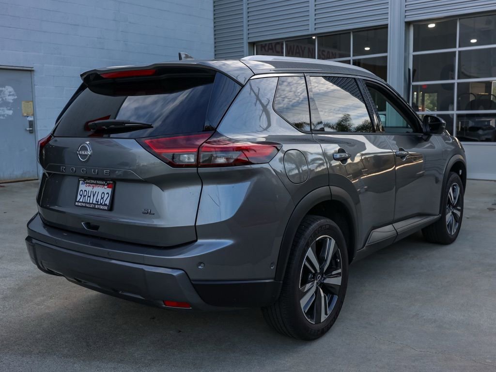 Used 2025 Nissan Rogue SL image 4