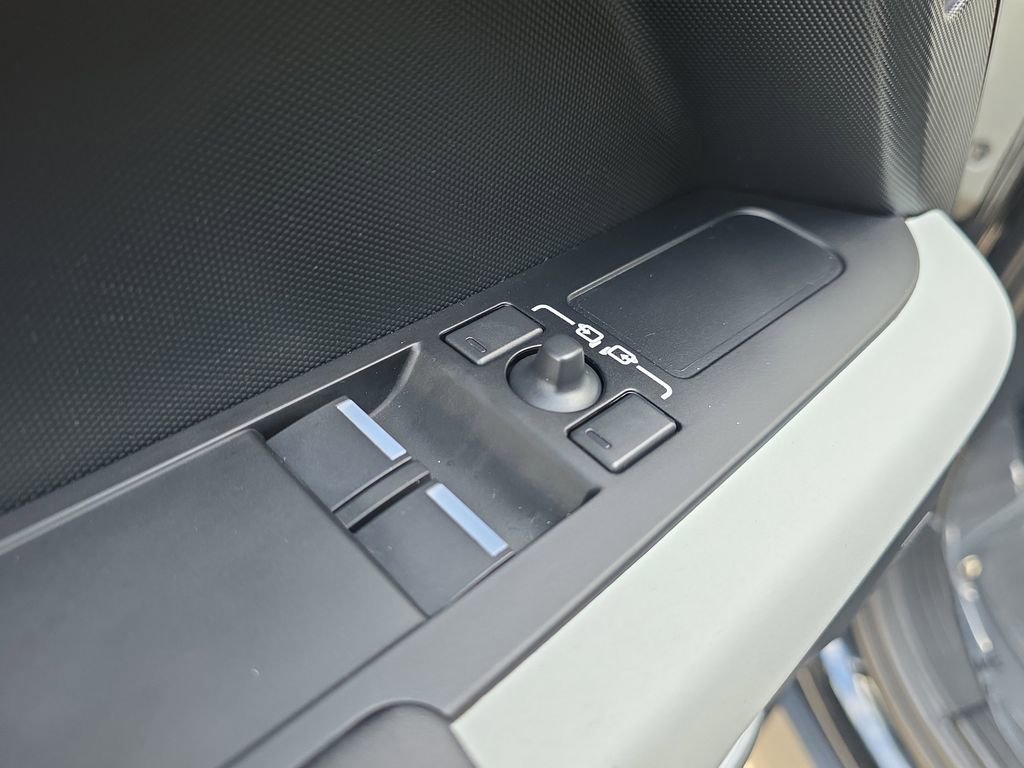 Used 2024 Land Rover Defender 90 S image 24