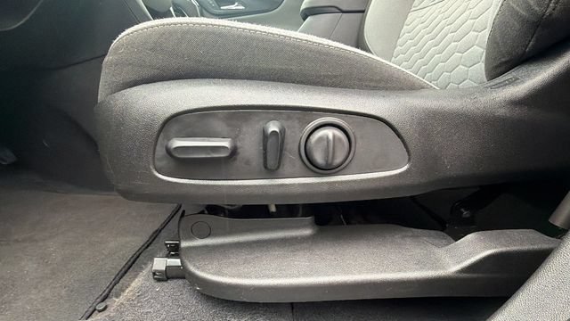 Used 2020 Chevrolet Equinox LS w/ LS Convenience Package FWD image 19