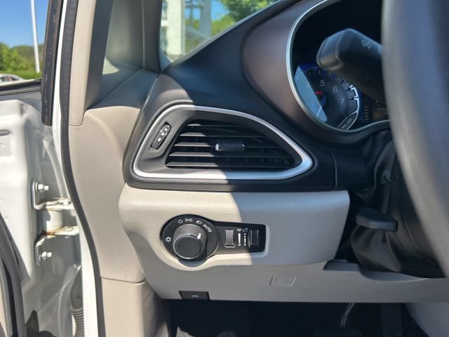 Used 2017 Chrysler Pacifica Touring FWD image 28