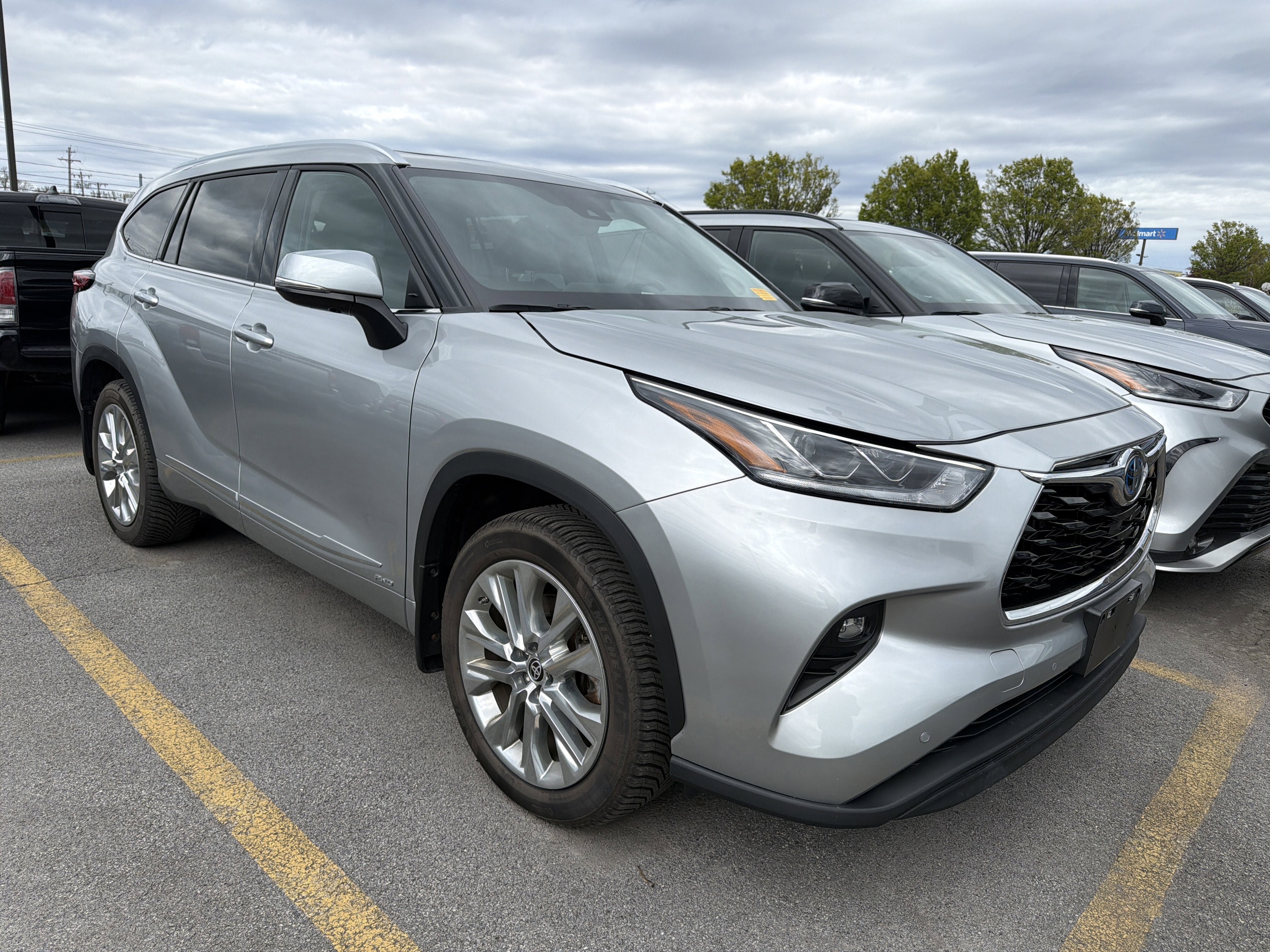 Used 2023 Toyota Highlander Limited AWD/4WD image 2