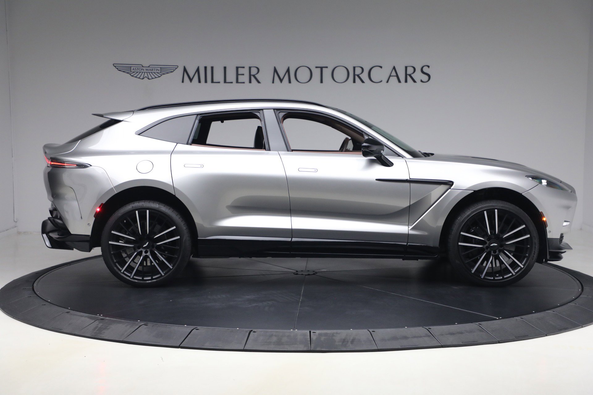 Used 2023 Aston Martin DBX 707 image 9