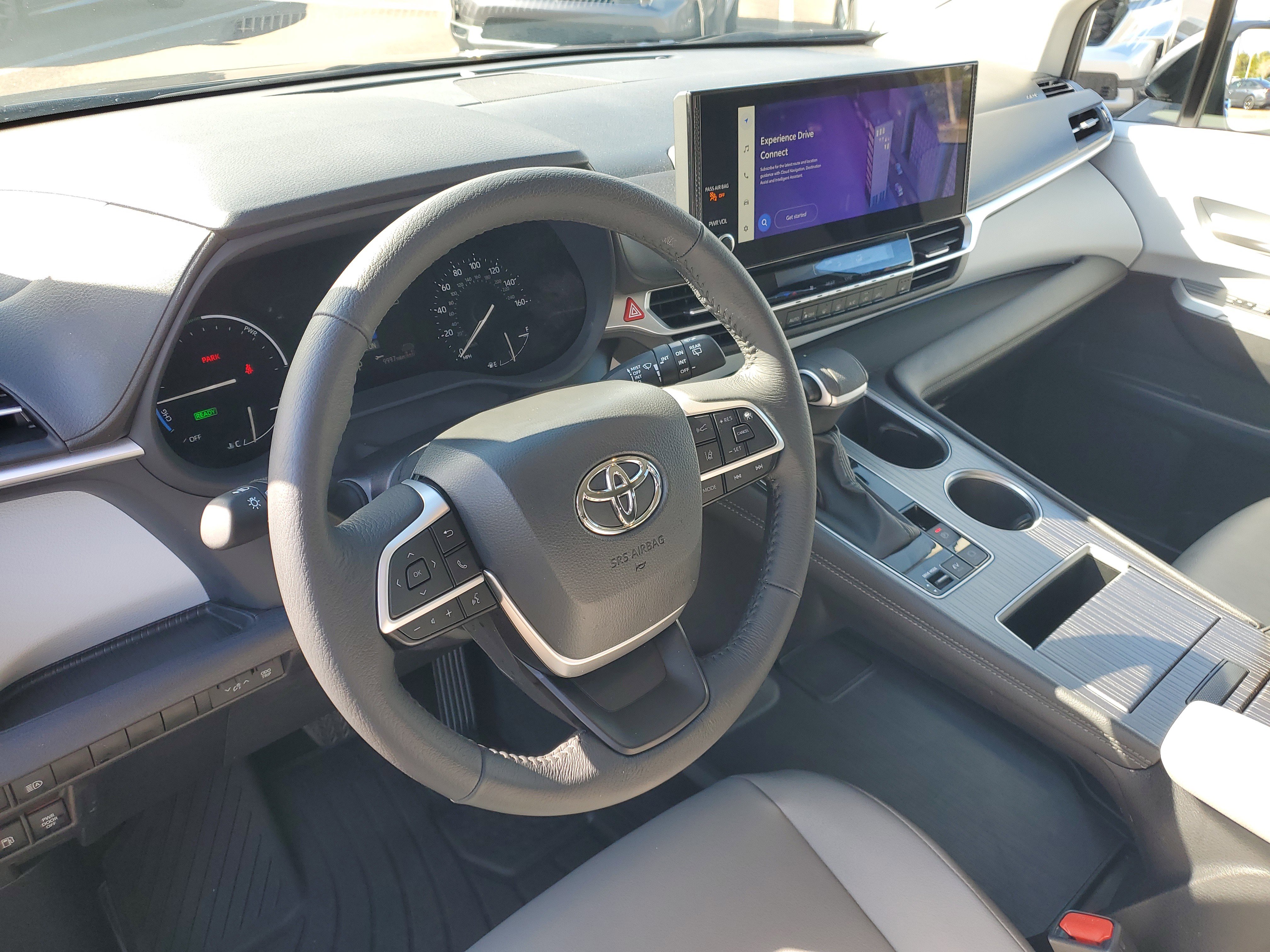 Used 2025 Toyota Sienna XLE image 28