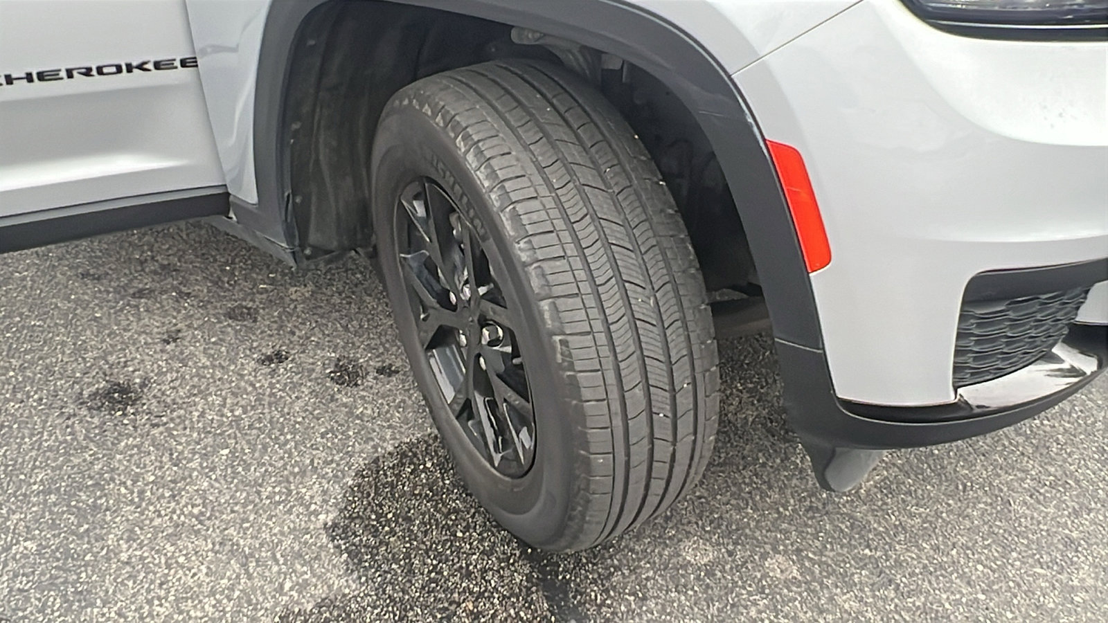 Used 2024 Jeep Grand Cherokee L Laredo image 10