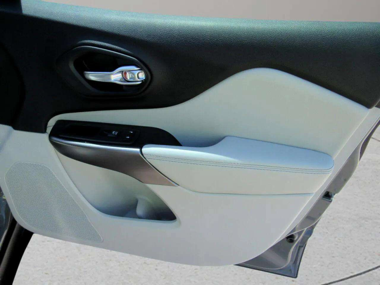 Used 2020 Jeep Cherokee Latitude Plus w/ Comfort/Convenience Group image 34