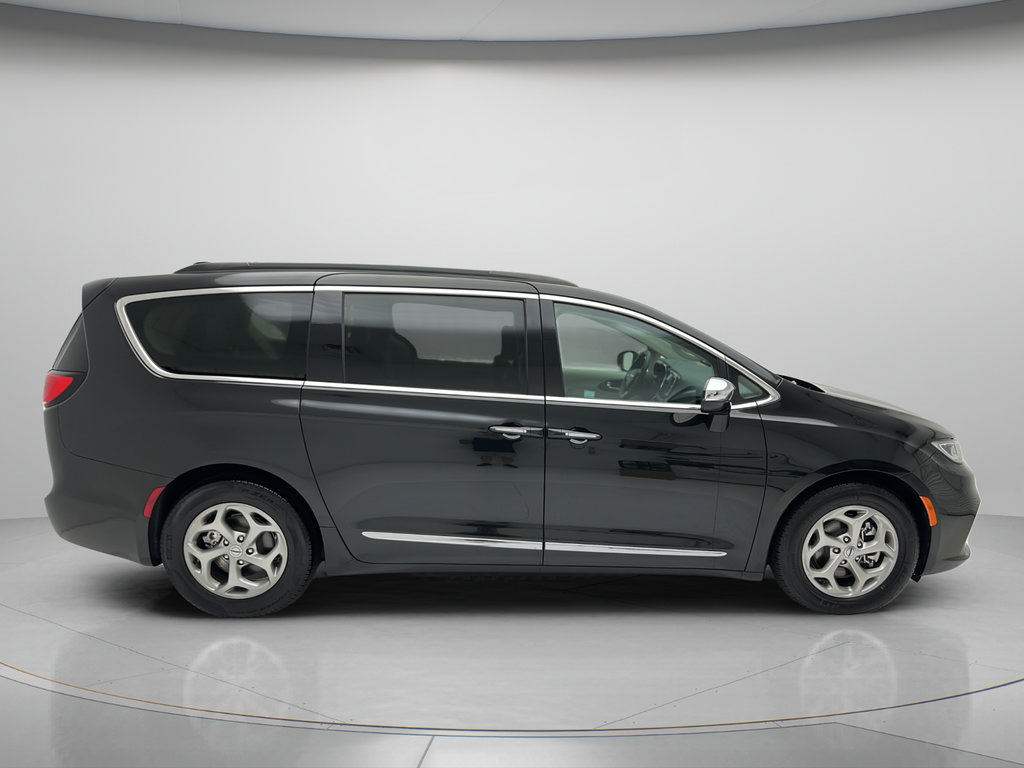 Used 2023 Chrysler Pacifica Limited FWD image 6