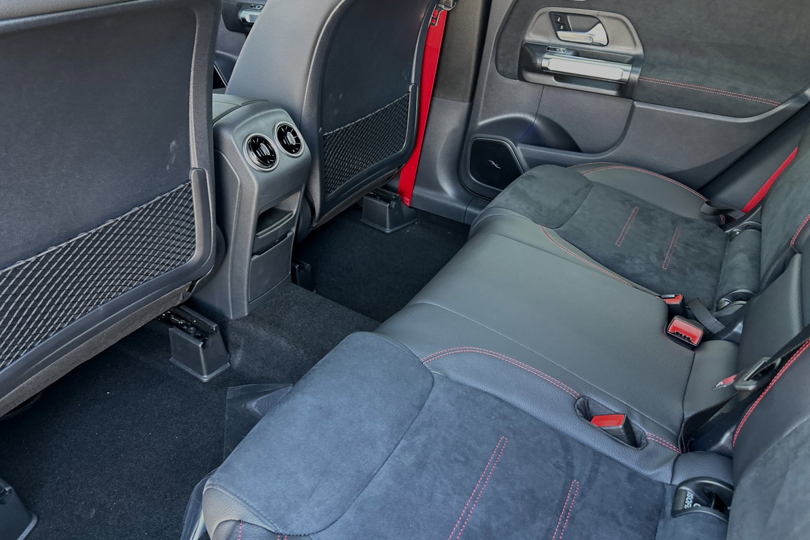 New 2025 Mercedes-Benz GLB 35 AMG 4MATIC image 33