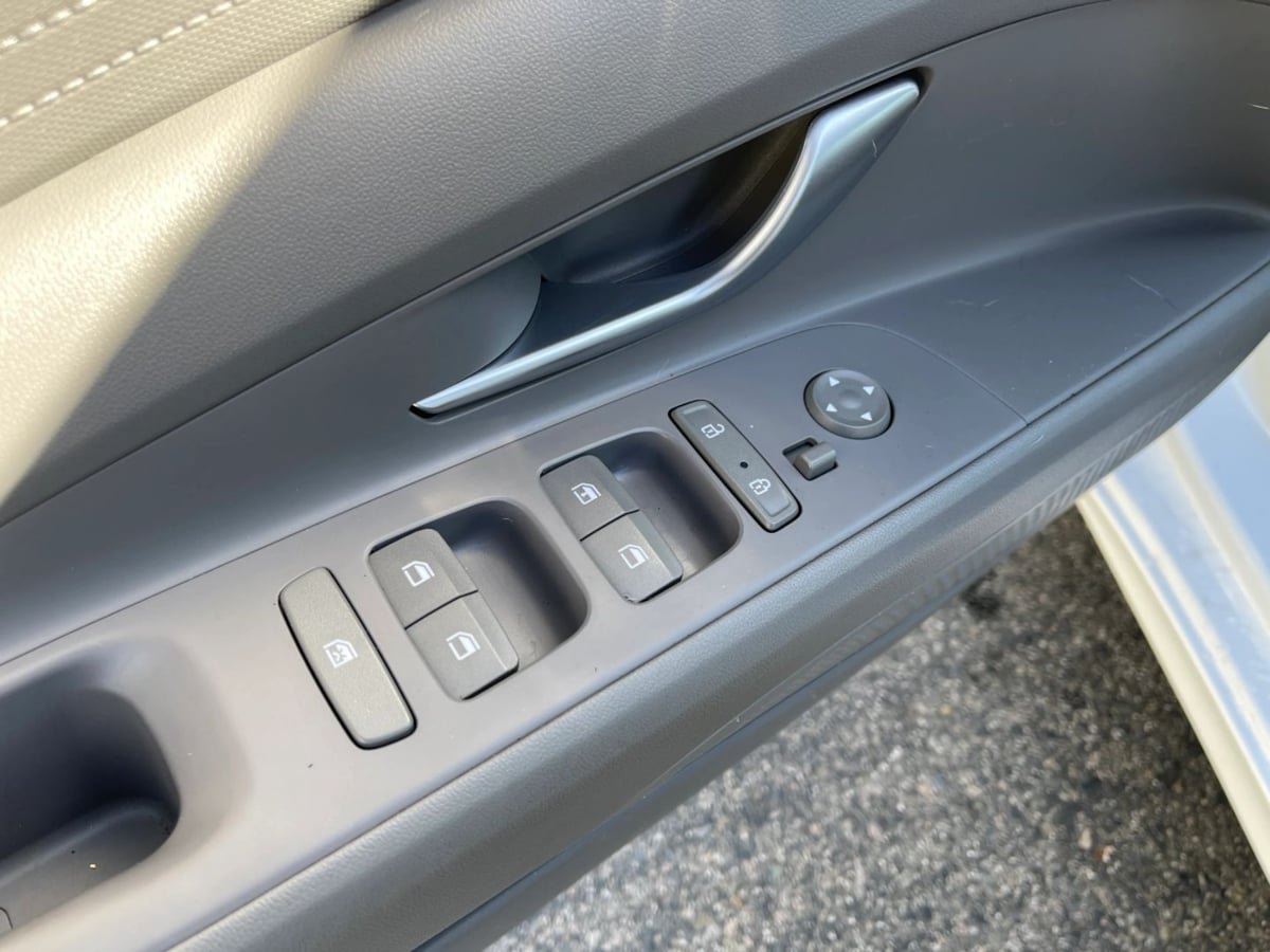 Used 2022 Hyundai Elantra SE FWD image 16