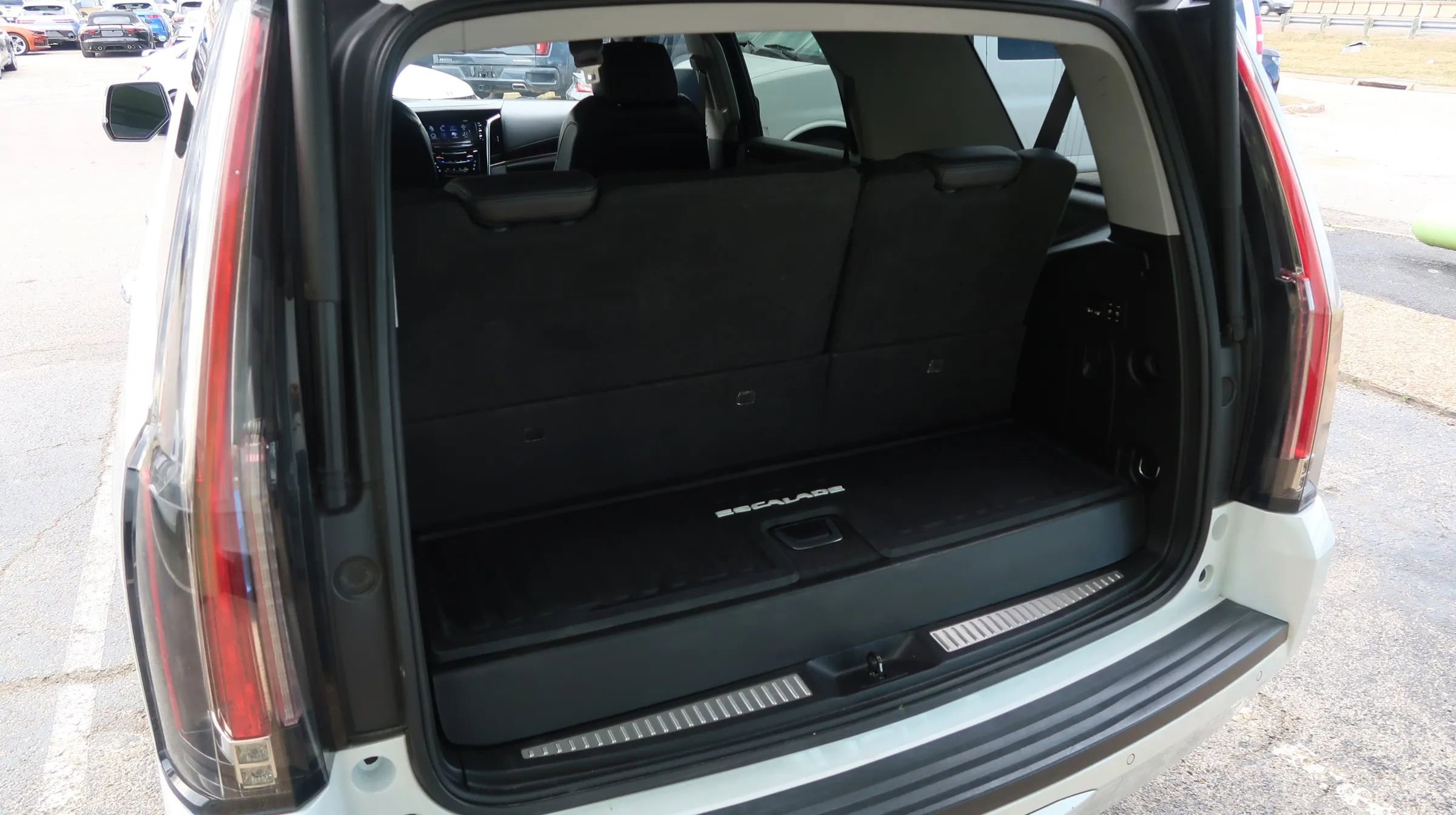 Used 2018 Cadillac Escalade Premium Luxury AWD/4WD image 15