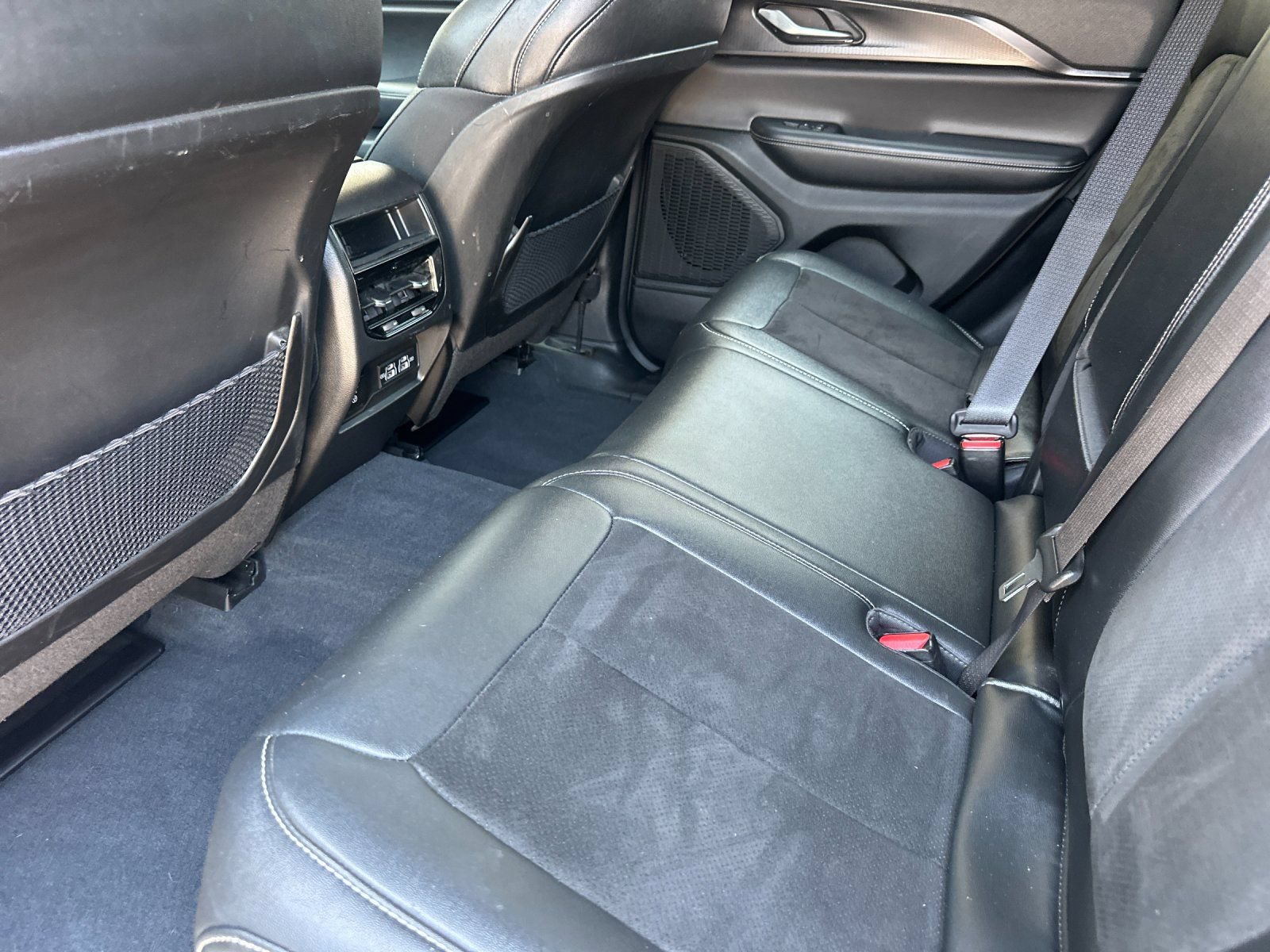 Used 2023 Jeep Grand Cherokee Altitude RWD image 14