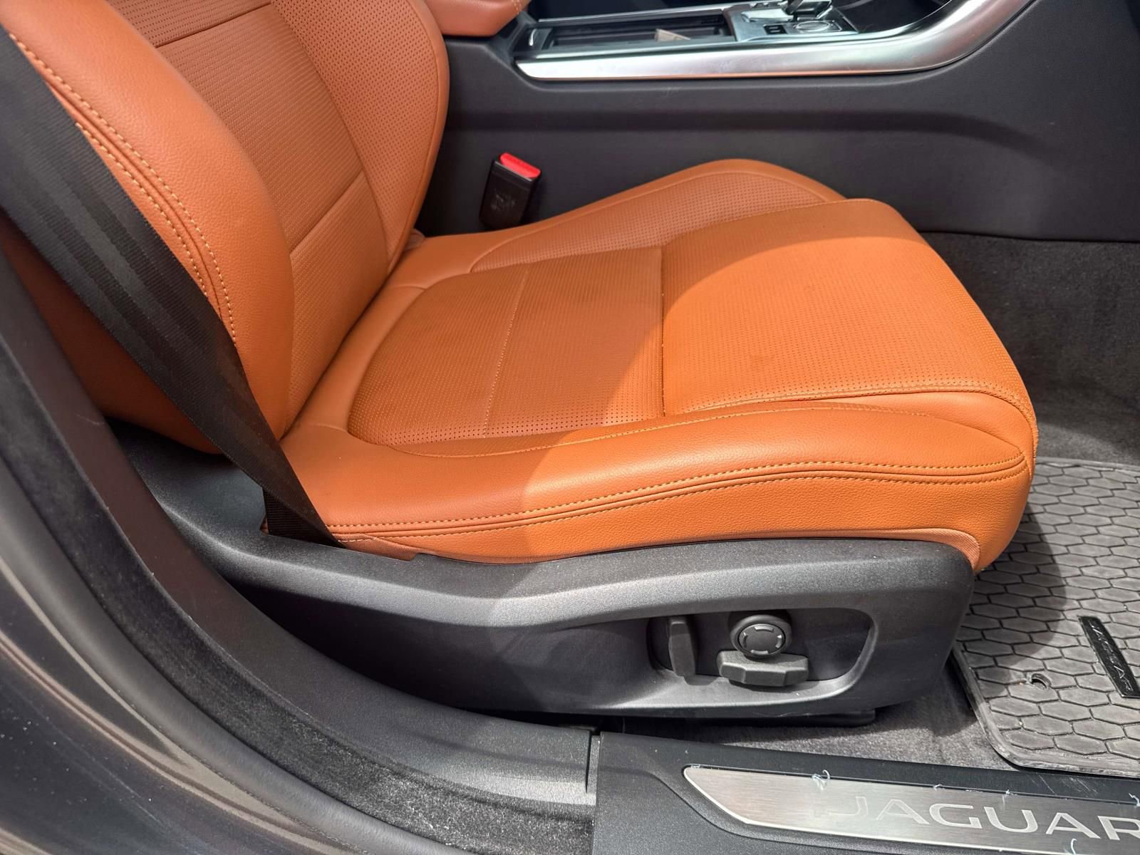 Used 2024 Jaguar XF R-Dynamic SE image 11