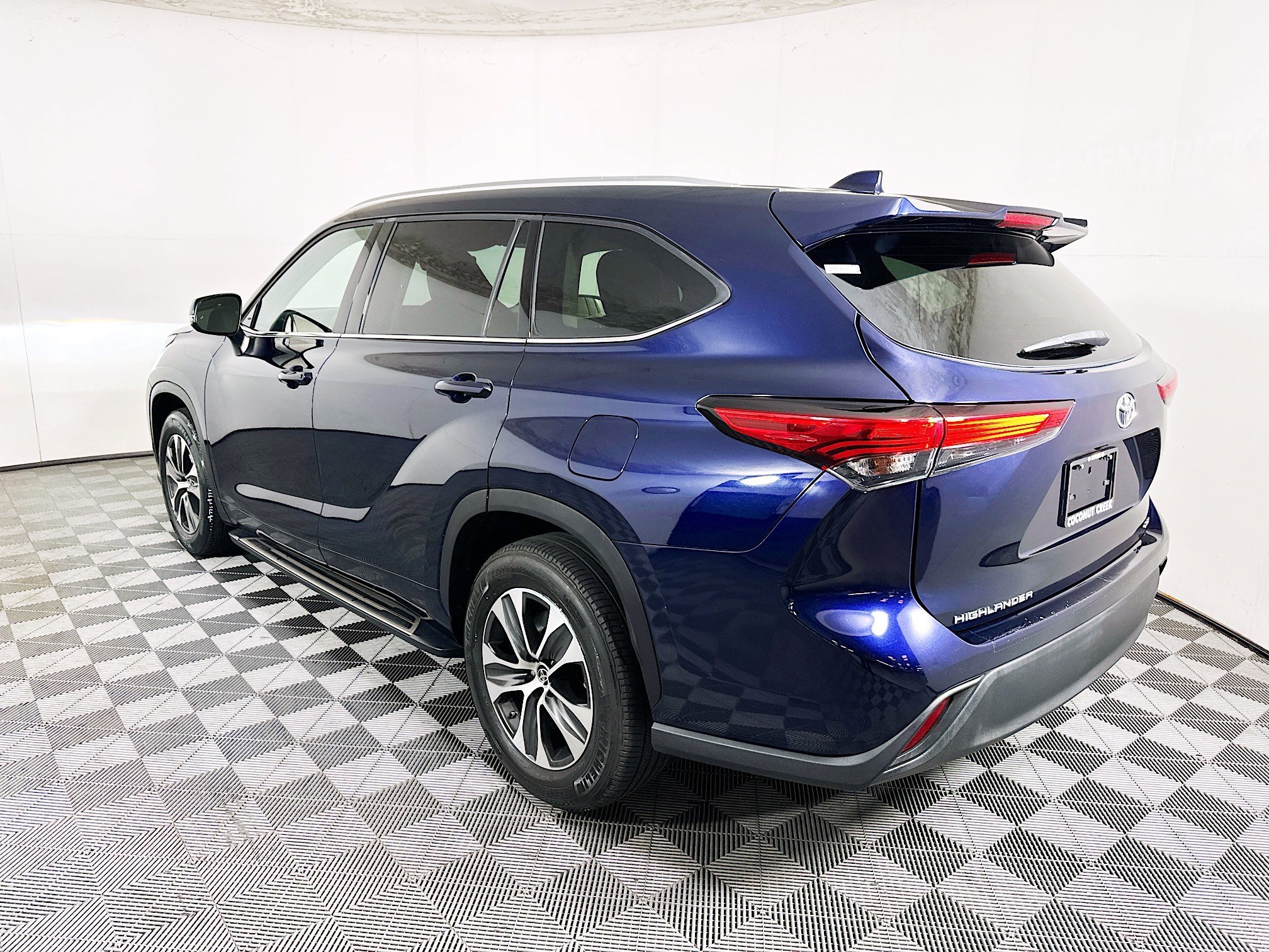 Used 2021 Toyota Highlander XLE FWD image 5