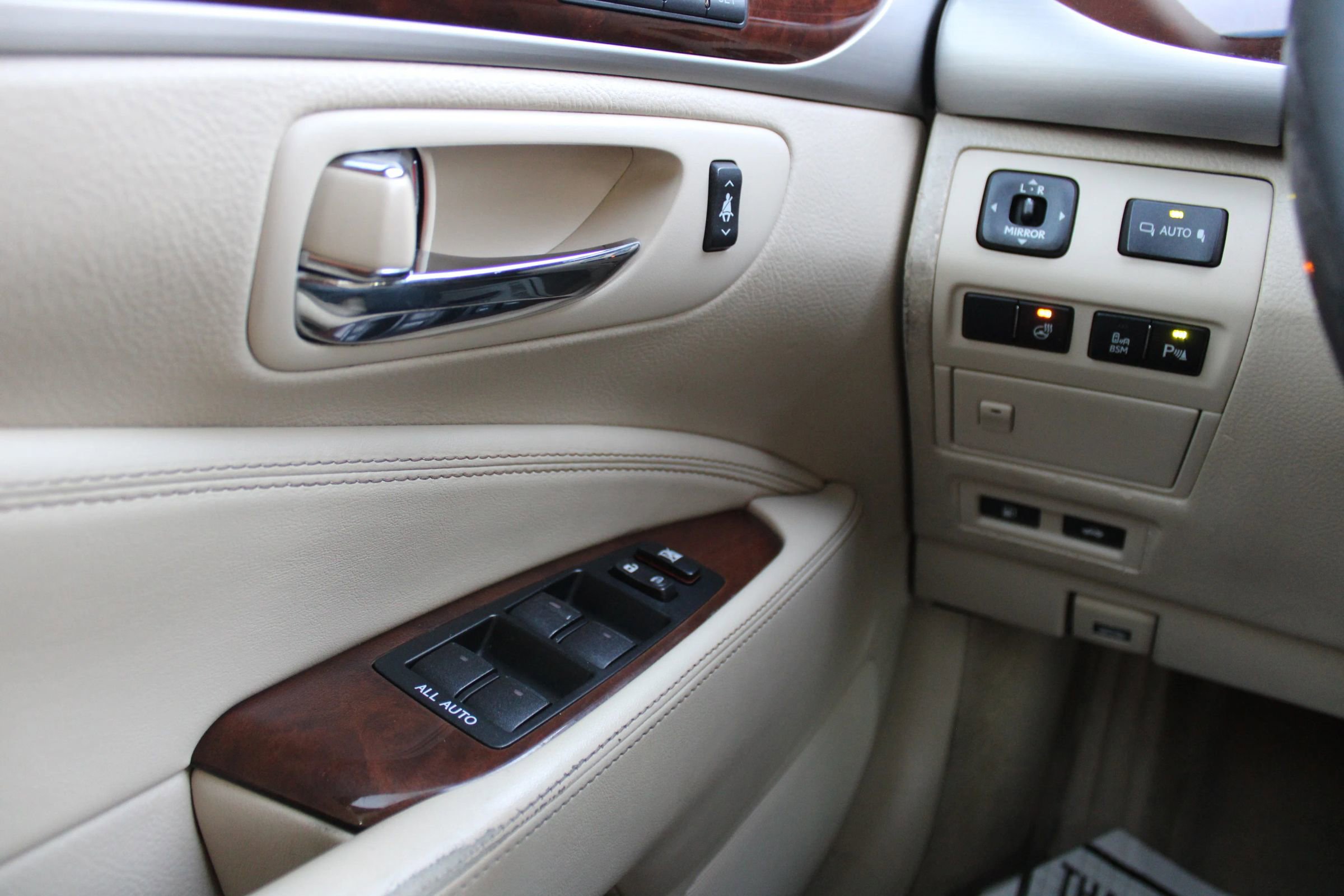 Used 2013 Lexus LS 460 w/ Comfort Pkg RWD image 21