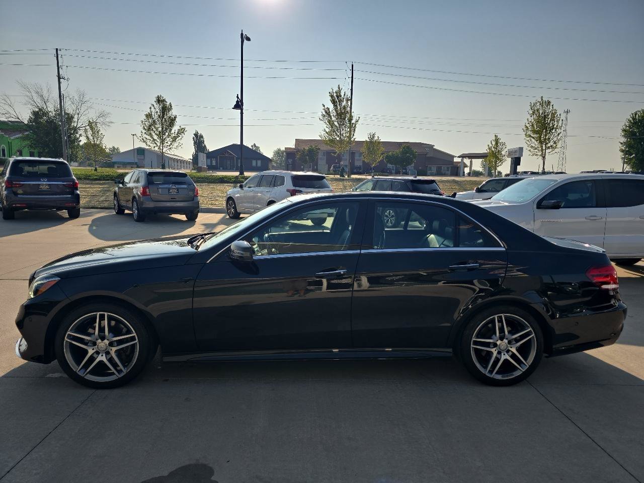 Used 2015 Mercedes-Benz E 400 4MATIC Sedan image 2