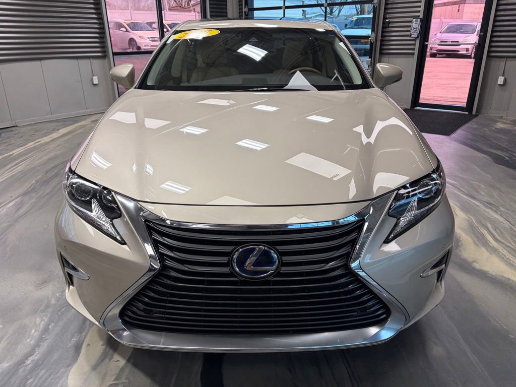Used 2017 Lexus ES 300h w/ Luxury Package image 40