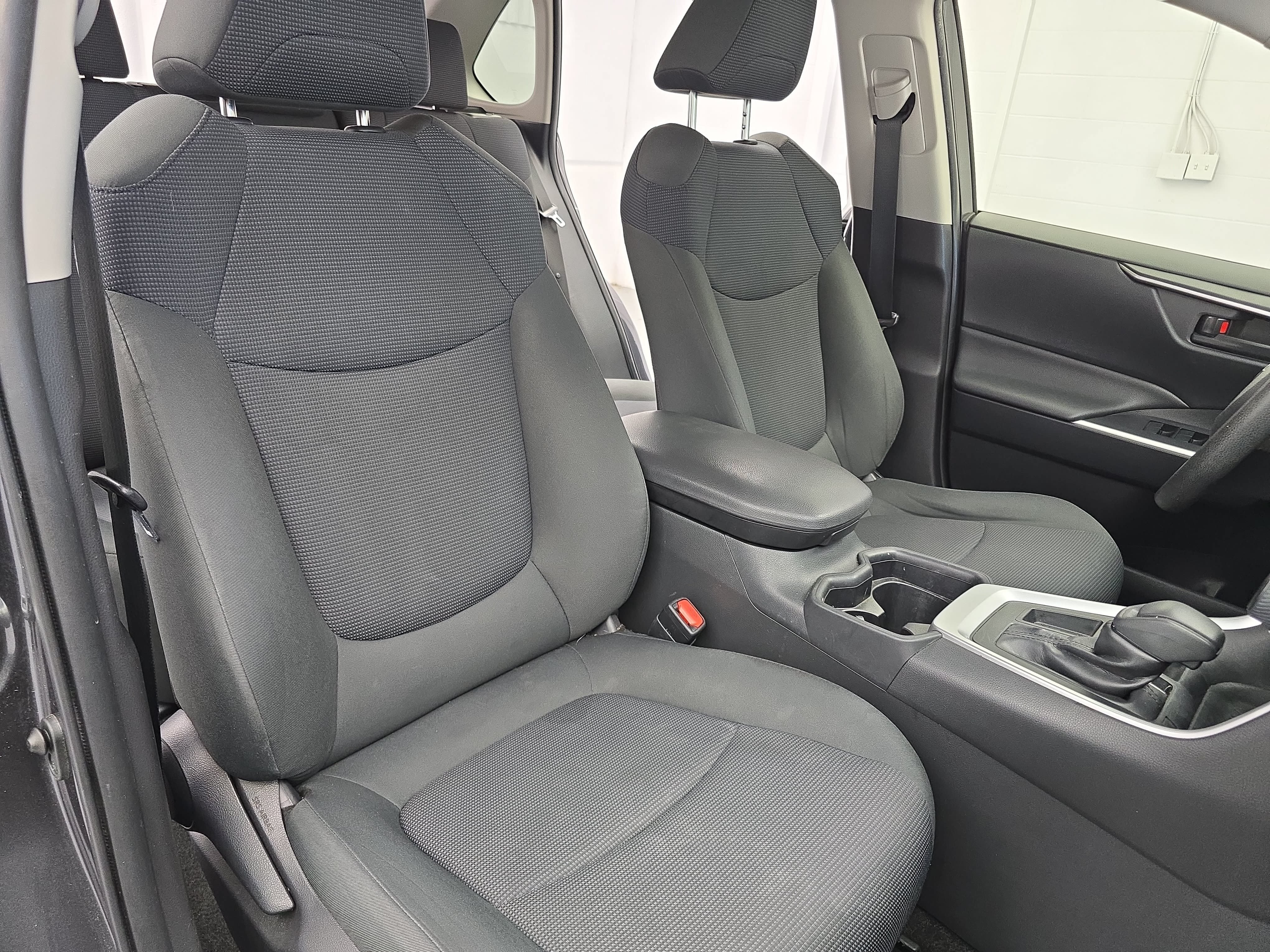 Used 2019 Toyota RAV4 LE FWD image 10