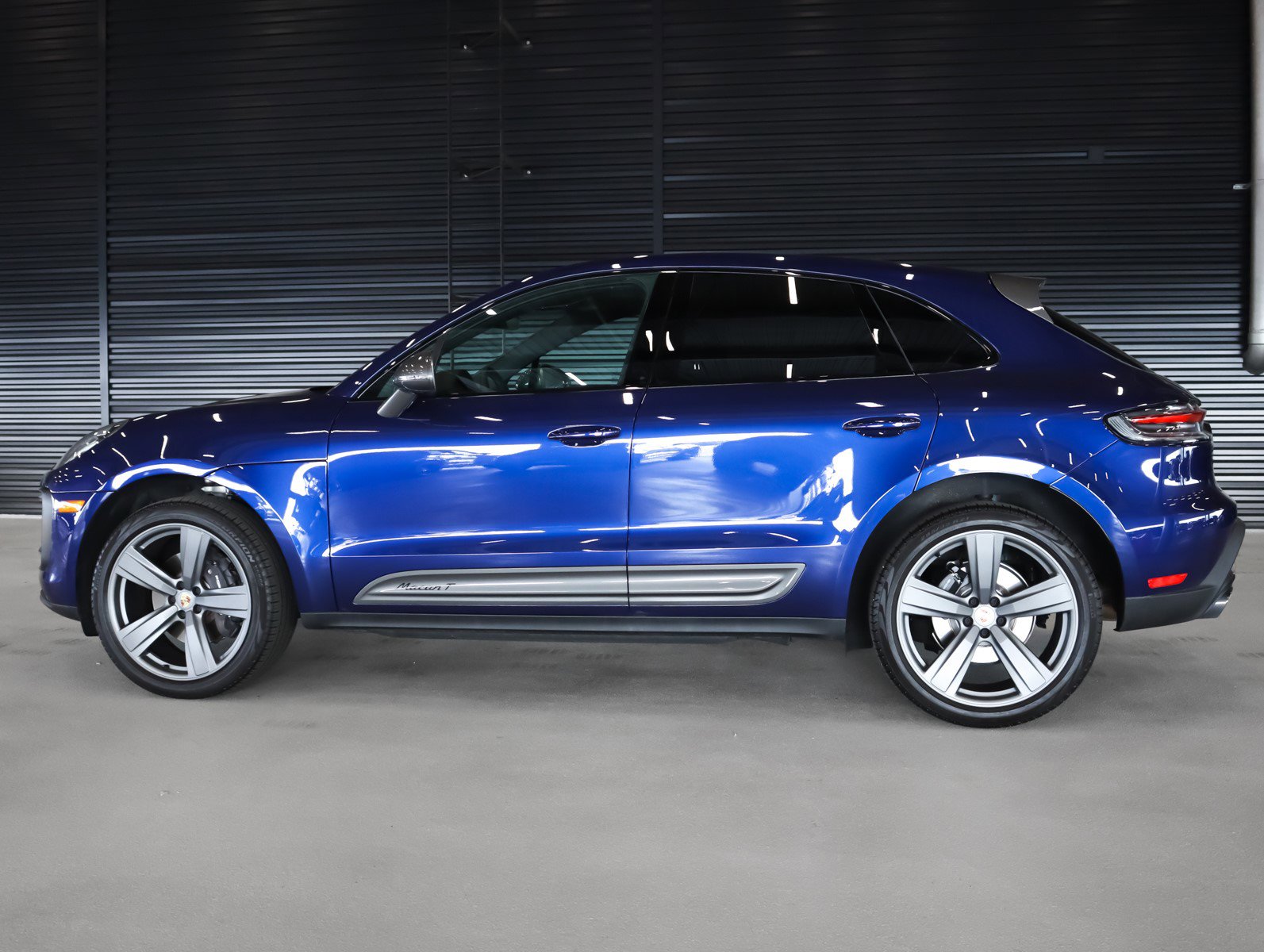 Certified 2025 Porsche Macan T image 2