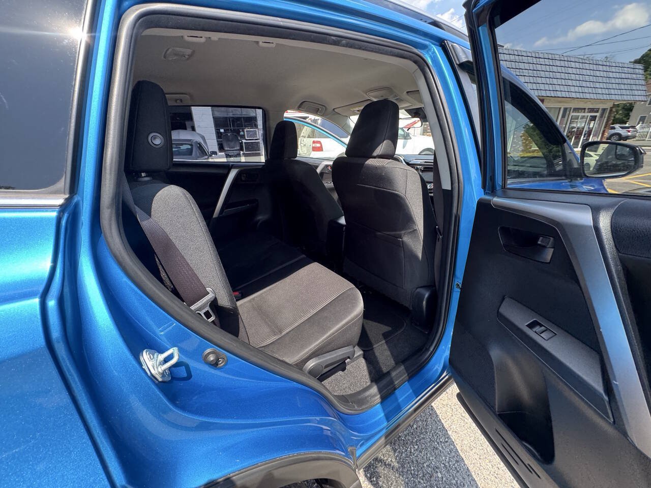 Used 2018 Toyota RAV4 LE AWD/4WD image 39