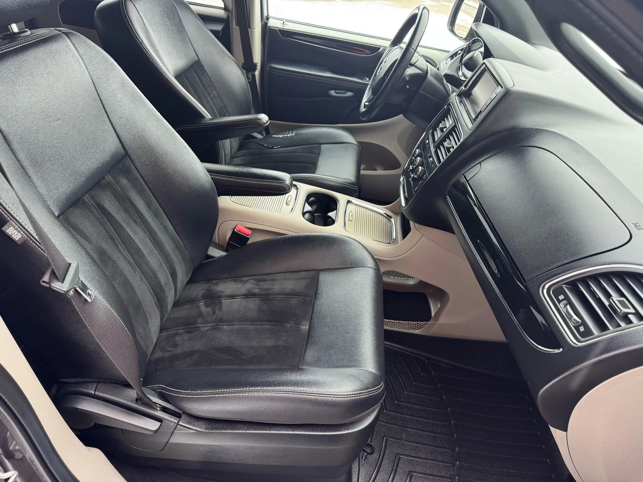 Used 2017 Dodge Grand Caravan SXT image 13