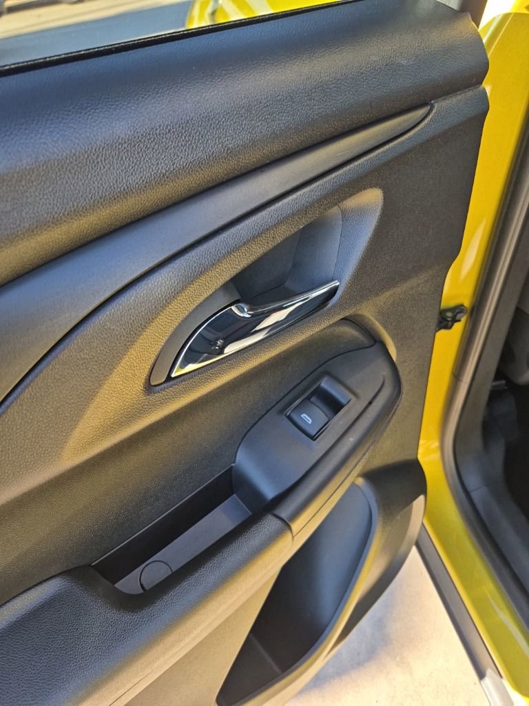 Used 2023 Chevrolet TrailBlazer RS w/ Sun and Liftgate Package FWD image 16