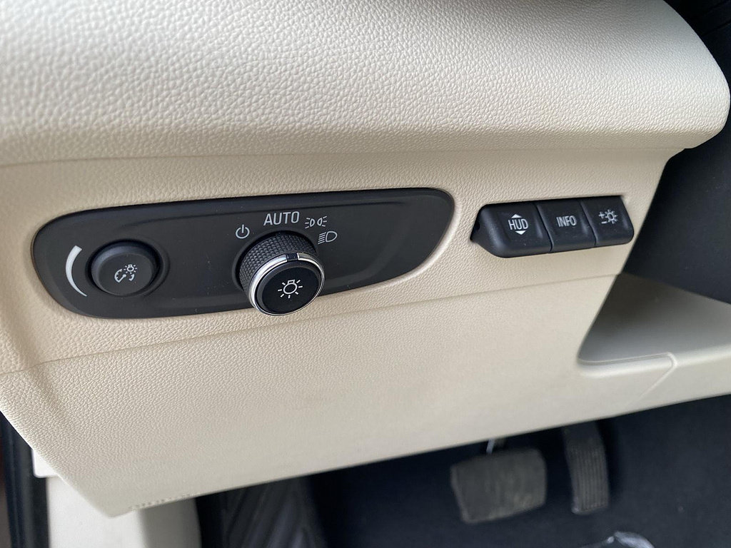 Used 2023 Buick Envision Avenir AWD/4WD image 21
