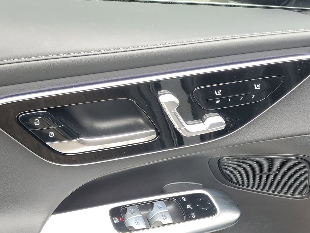 Used 2025 Mercedes-Benz GLC 300 4MATIC image 9