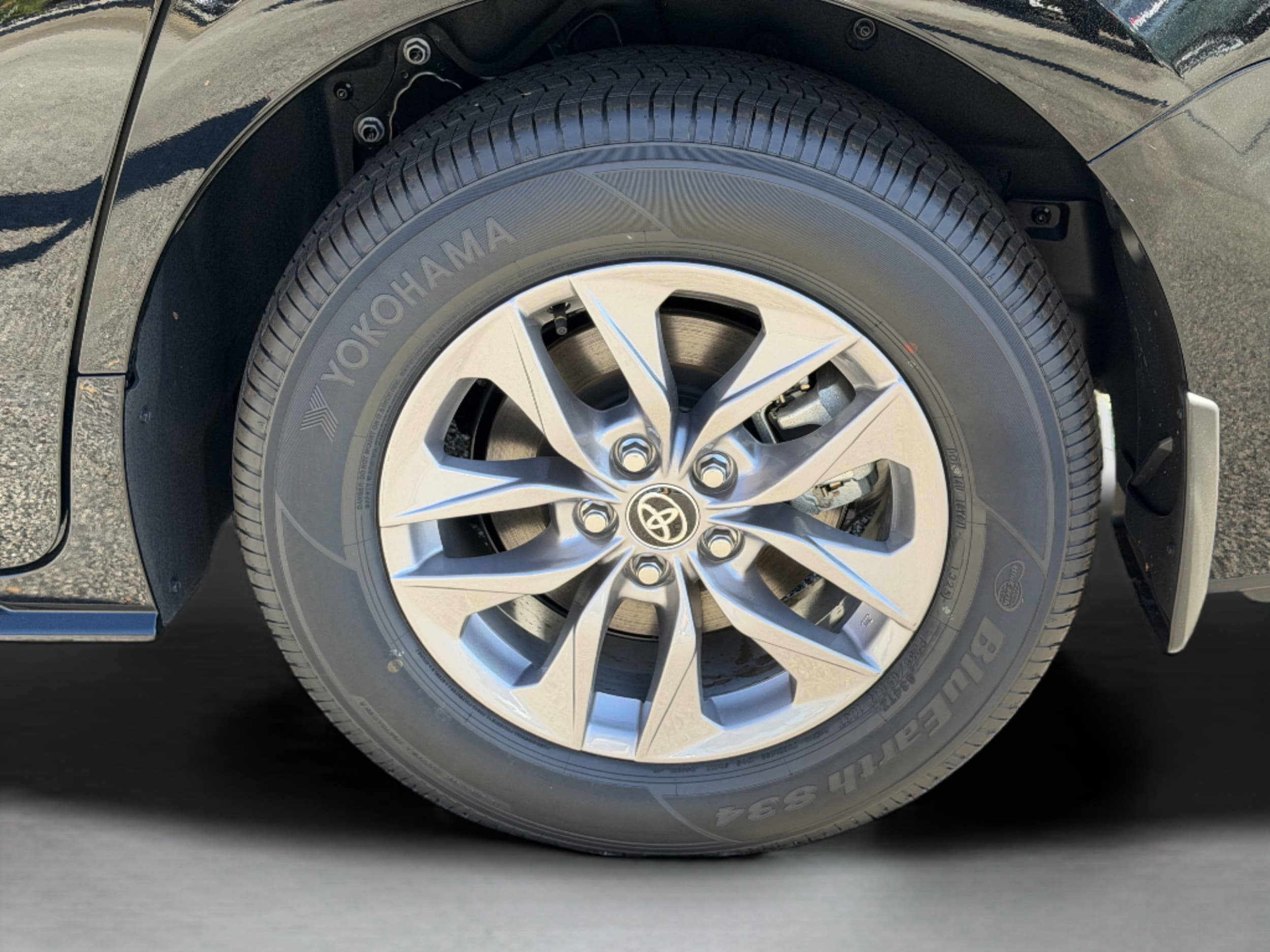 Certified 2025 Toyota Sienna XLE FWD image 32