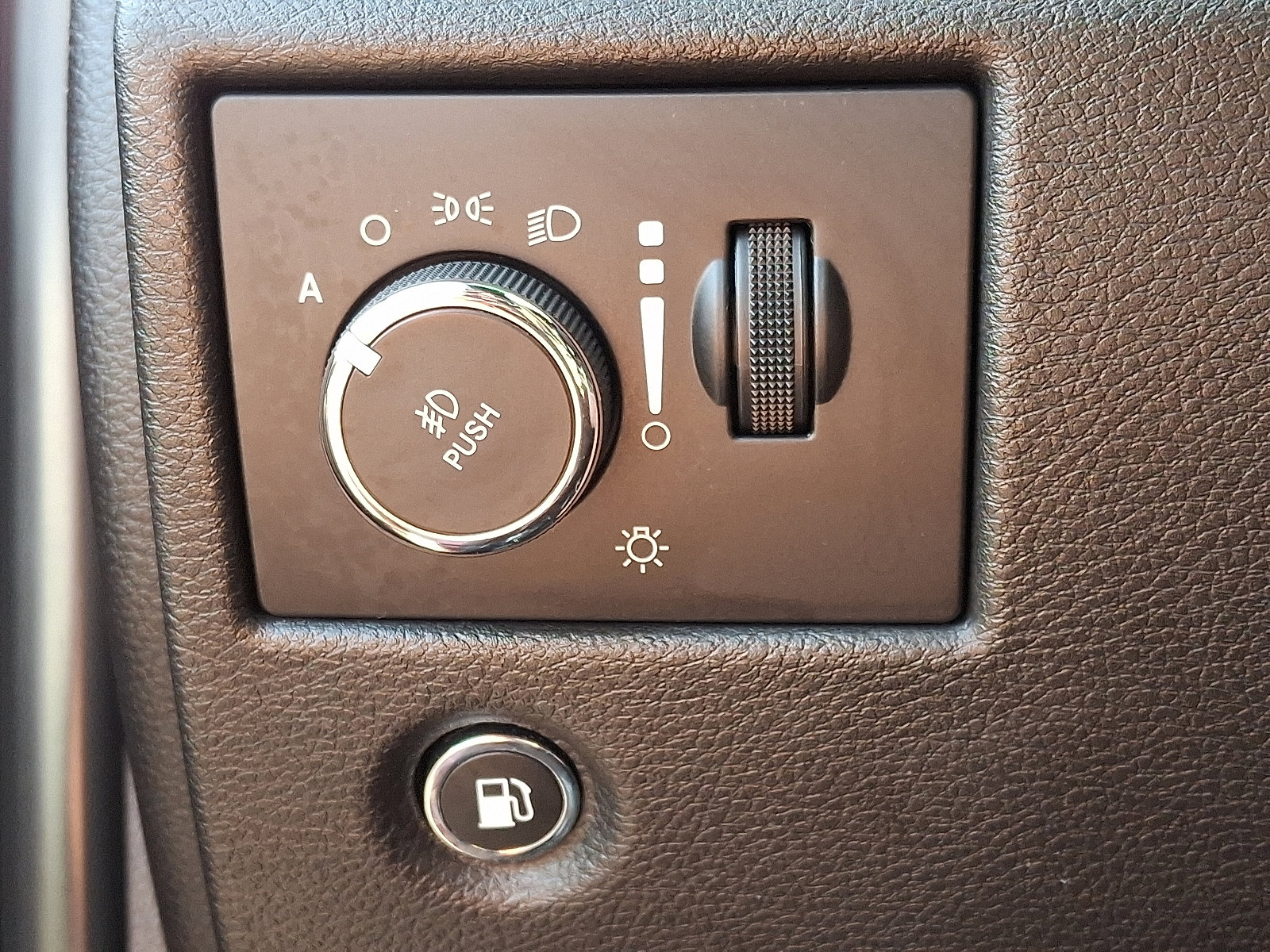 Used 2019 Jeep Grand Cherokee Altitude image 25