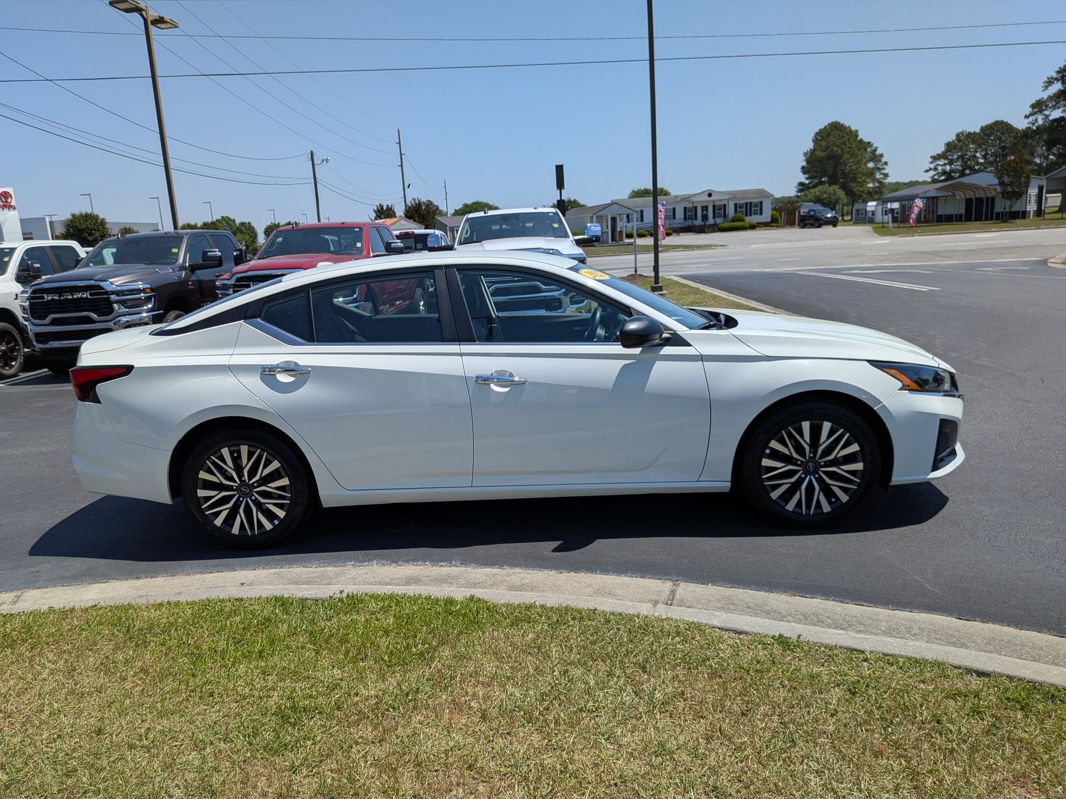 Used 2025 Nissan Altima 2.5 SV FWD image 4