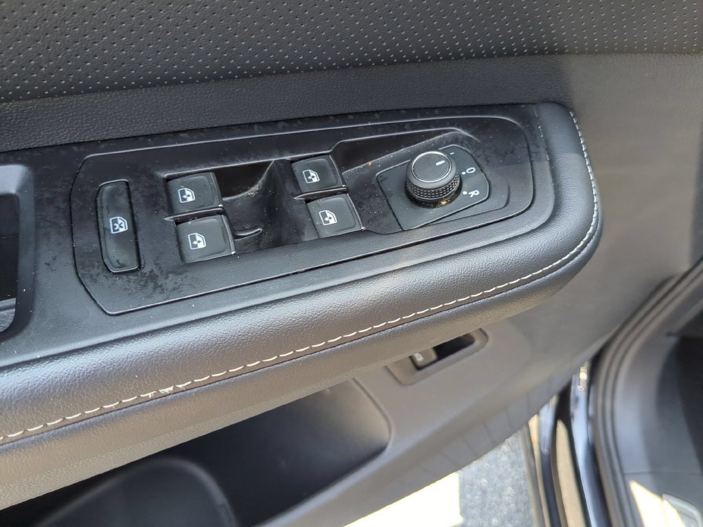 Used 2025 Volkswagen Atlas SE FWD image 11