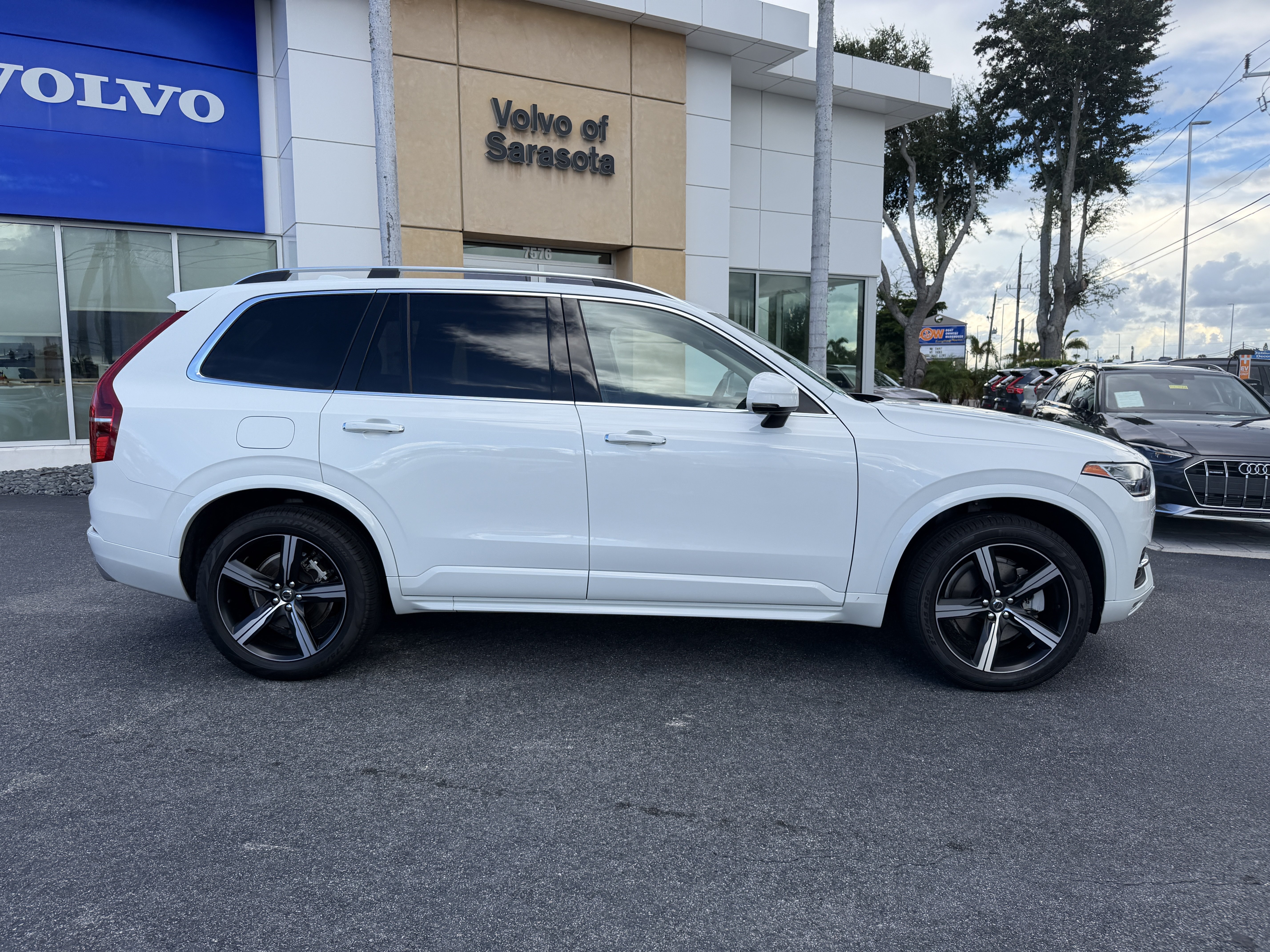 Used 2016 Volvo XC90 T6 Momentum AWD/4WD image 2