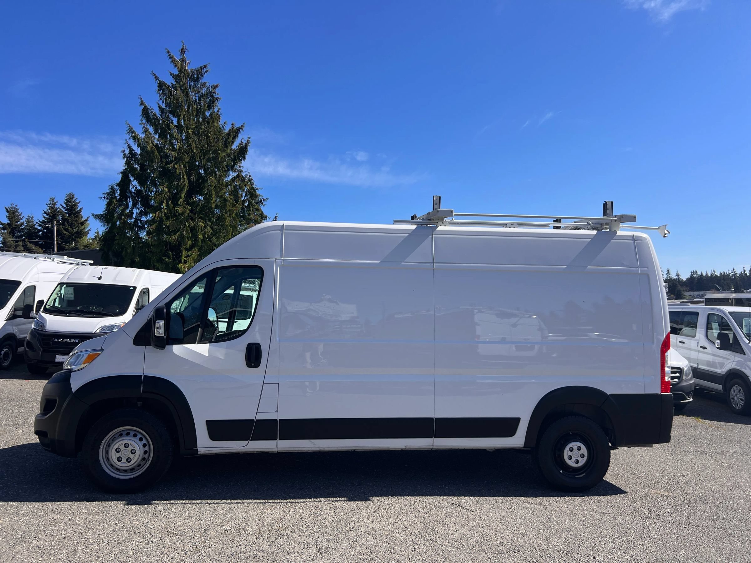 Used 2024 RAM ProMaster 2500 w/ Convenience Group FWD image 4